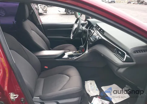 2020 Toyota Camry Le z USA, uszkodzony, nr VIN 4T1C11AK5LU312551